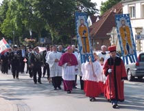 Wallfahrtsprozession mit Schützen im Freien