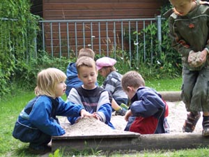Kinder im Sandkasten