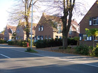 Straßenzug mit gleichartigen Häusern in Wyler