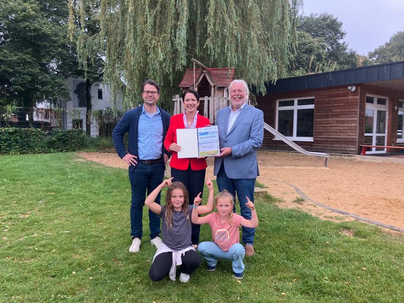 Landwirtschafts- und Verbraucherschutzministerin Silke Gorissen (mitte) mit Bürgermeister Ferdi Böhmer (rechts) und Bauamtsleiter Thomas Peters (links) bei der Übergabe des Förderbescheids für den Spielplatz an der Kästnerstraße (Foto: Gemeinde Kranenburg)