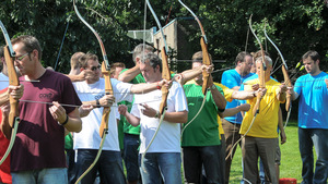 Personengruppe beim Bogenschießen
