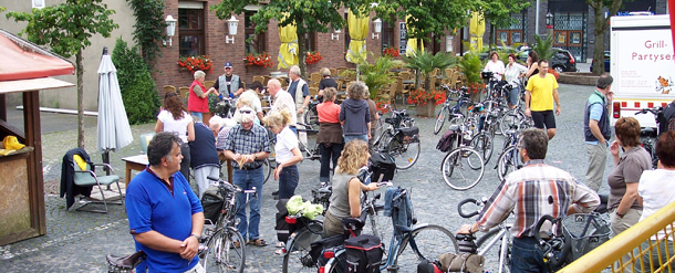 Radler auf dem Marktplatz Kranenburg am Niederrheinischen Radwandertag