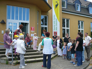 Personengruppe am Eingang des Tourismus Info Centers Alter Bahnhof in Kranenburg