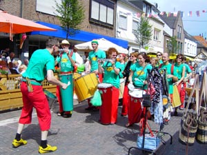 Musikgruppe zwischen Verkaufsständen
