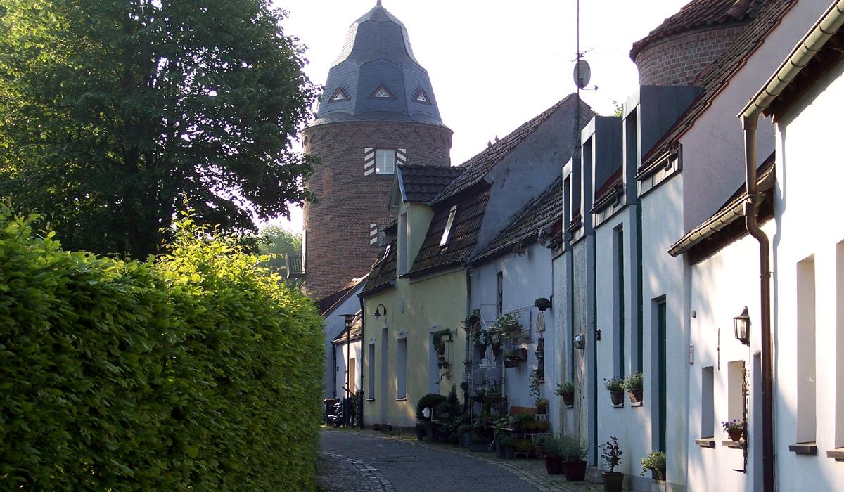 Mühlenturm aus Sicht der Wanderstraße (Foto: Markus van Offern/Gemeinde Kranenburg)