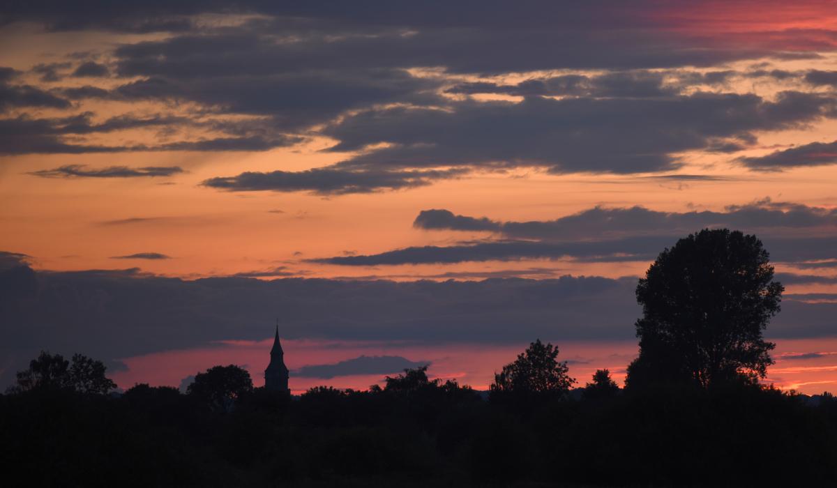 Stadtansicht: Sonnenuntergang über Kranenburg (Foto: Markus van Offern/Gemeinde Kranenburg)