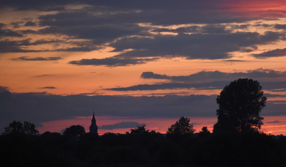 Stadtansicht: Sonnenuntergang über Kranenburg (Foto: Markus van Offern/Gemeinde Kranenburg)