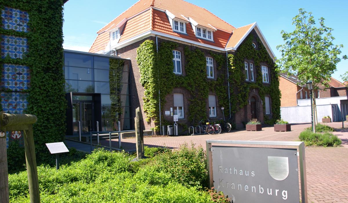 Gebäudeansicht: Ansicht des Kranenburger Rathauses (Foto: Markus van Offern/Gemeinde Kranenburg) Gebäudeansicht: Ansicht des Kranenburger Rathauses (Foto: Markus van Offern/Gemeinde Kranenburg)