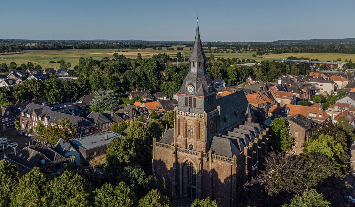 Die Kranenburger Wallfahrtskirche St. Peter und Paul von oben (Foto: Markus van Offern/Gemeinde Kranenburg) Die Kranenburger Wallfahrtskirche St. Peter und Paul von oben (Foto: Markus van Offern/Gemeinde Kranenburg
