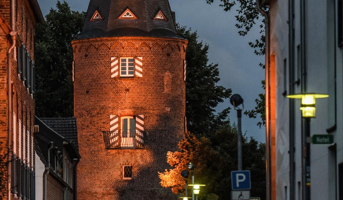 Der Kranenburger Mühlenturm bei Nacht (Foto: Markus van Offern/Gemeinde Kranenburg)