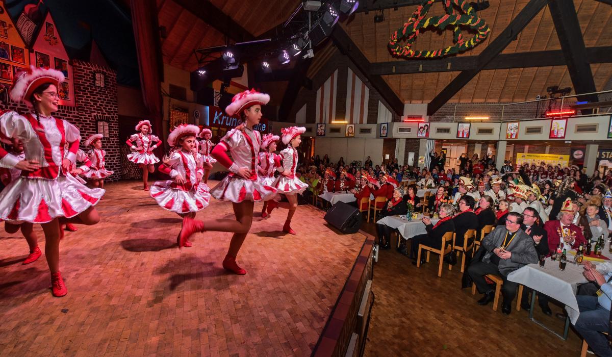 Kranenburger Sitzungskarneval im Bürgerhaus: Tanzgruppe auf der Bühne (Foto: Markus van Offern/Gemeinde Kranenburg)