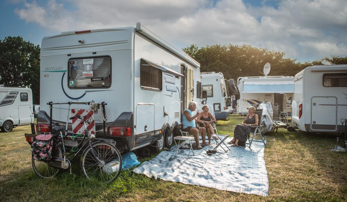 Urlauber vor ihrem Wohnmobil auf dem Kranenburger Wohnmobilstellplatz (Foto: Markus van Offern/Gemeinde Kranenburg) Urlauber vor ihrem Wohnmobil auf dem Kranenburger Wohnmobilstellplatz (Foto: Markus van Offern/Gemeinde Kranenburg)