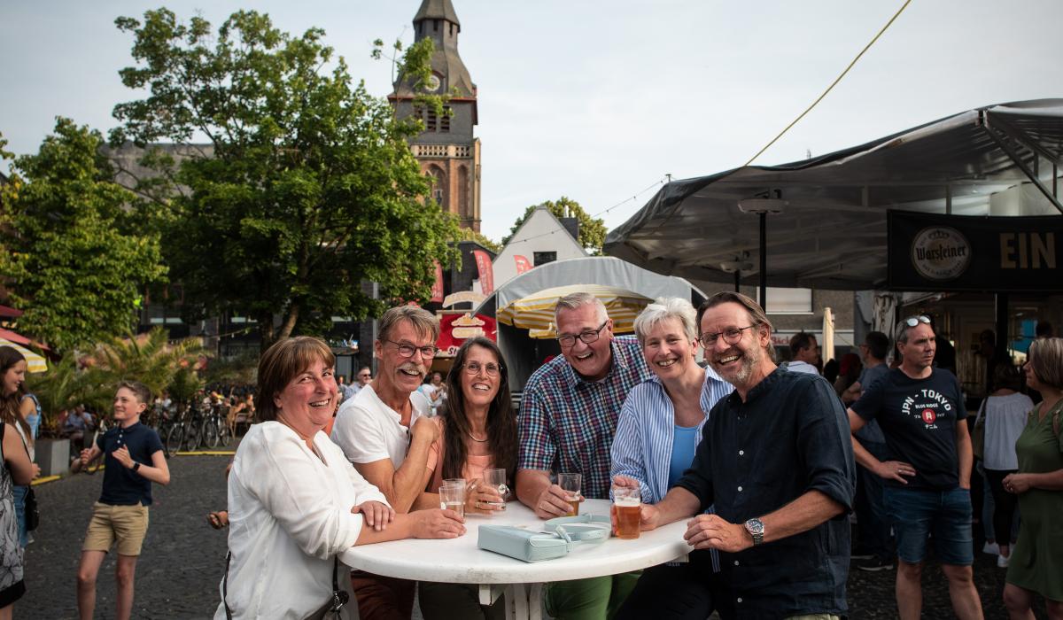 Menschengruppe auf dem Festplatz des Kranenburger Stüppkesmarkt (Foto: Markus van Offern/Gemeinde Kranenburg)
