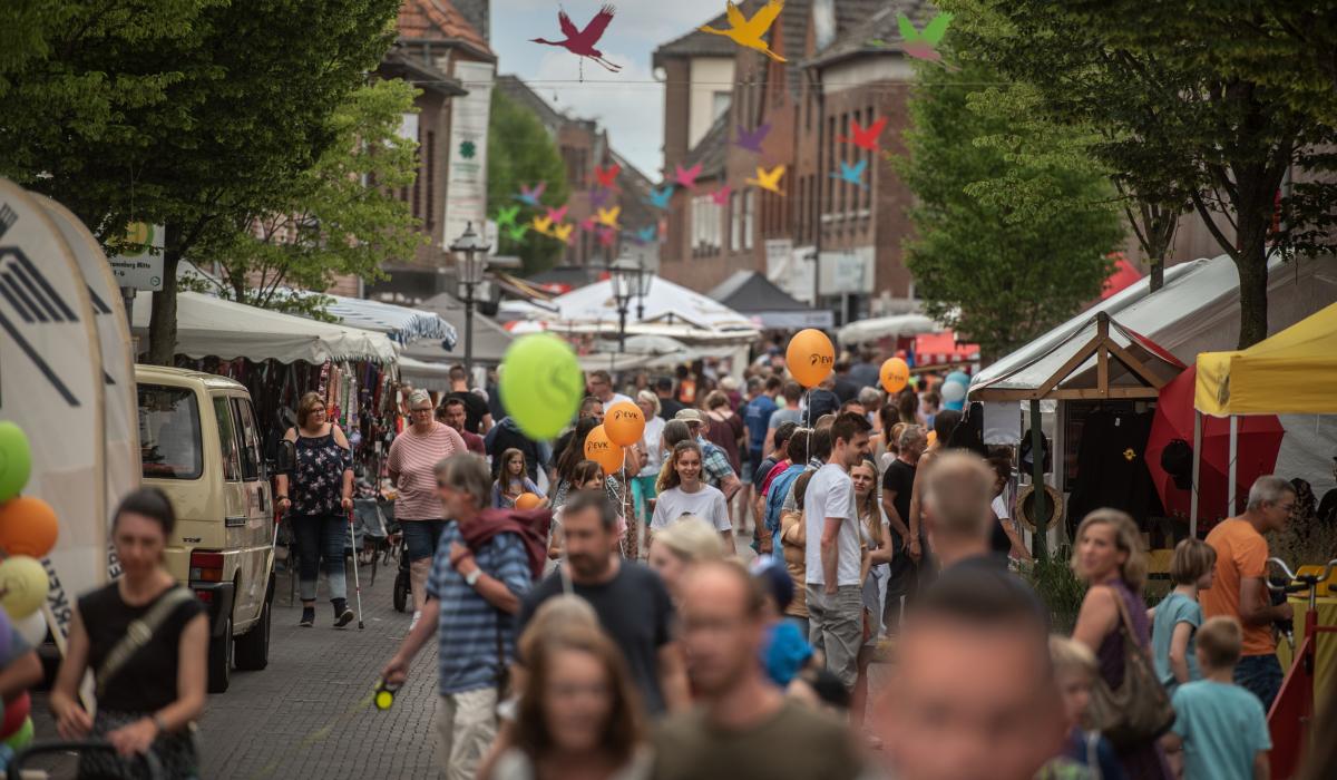 Stadtansicht: Kranenburger Stüppkesmarkt (Foto: Markus van Offern/Gemeinde Kranenburg) Stadtansicht: Kranenburger Stüppkesmarkt (Foto: Markus van Offern/Gemeinde Kranenburg)