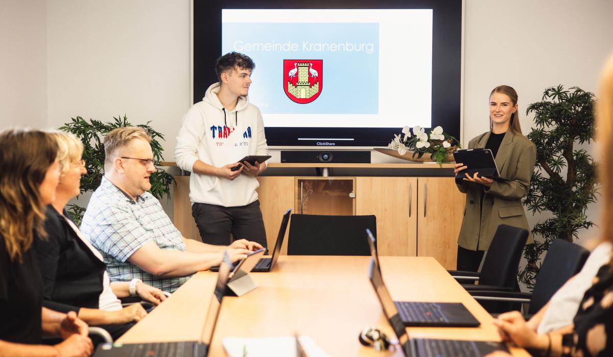 Auszubildende der Gemeinde Kranenburg bei einer Präsentation im Rathaus (Foto: Björn Willimzig/Gemeinde Kranenburg) Auszubildende der Gemeinde Kranenburg bei einer Präsentation im Rathaus (Foto: Björn Willimzig/Gemeinde Kranenburg)