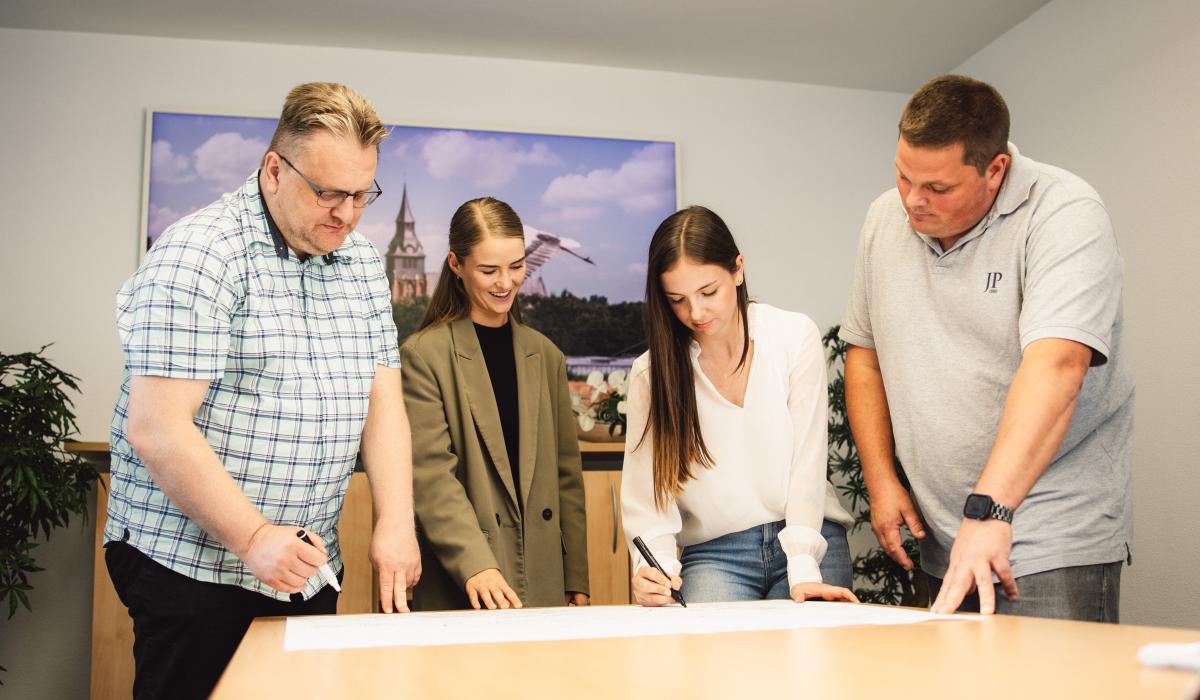 Kolleginnen und Kollegen der Gemeinde Kranenburg beim Brainstorming (Foto: Björn Willimzig/Gemeinde Kranenburg)
