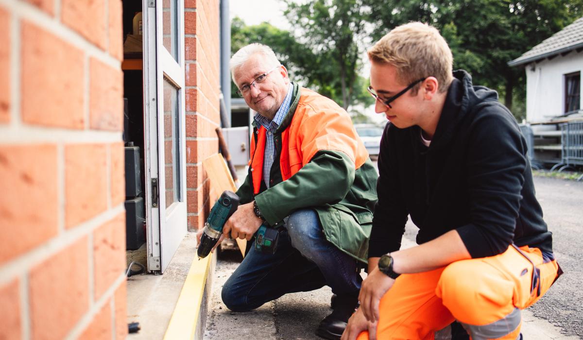 Straßenwärter Azubi wird am Bauhof angeleitet (Foto: Björn Willimzig/Gemeinde Kranenburg) Straßenwärter Azubi wird am Bauhof angeleitet (Foto: Björn Willimzig/Gemeinde Kranenburg)