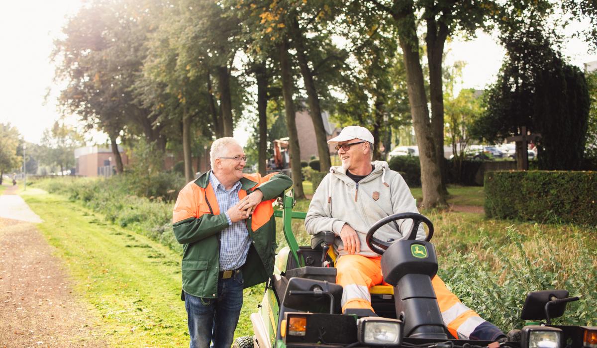 Kollegen des gemeindlichen Bauhofs im Gespräch beim Rasenschnitt im Kranenburger Ortskern(Foto: Björn Willimzig/Gemeinde Kranenburg)