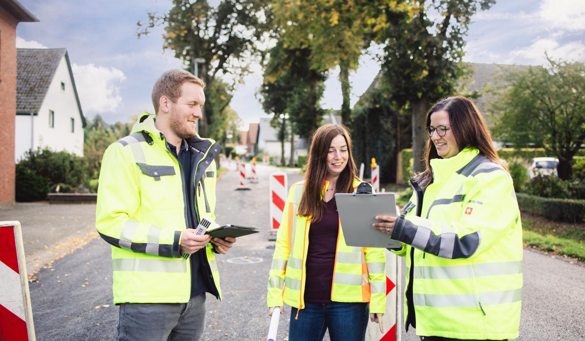 Kolleginnen und Kollegen des Bauamtes auf einem Baustellenbesuch (Foto: Björn Willimzig/Gemeinde Kranenburg)