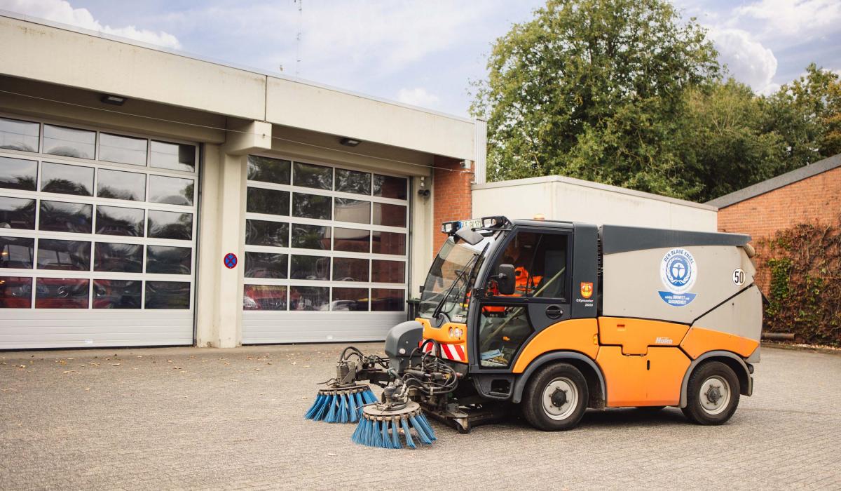 Kehrmaschine des Bauhofes im Einsatz (Foto: Björn Willimzig/Gemeinde Kranenburg) Kehrmaschine des Bauhofes im Einsatz (Foto: Björn Willimzig/Gemeinde Kranenburg)
