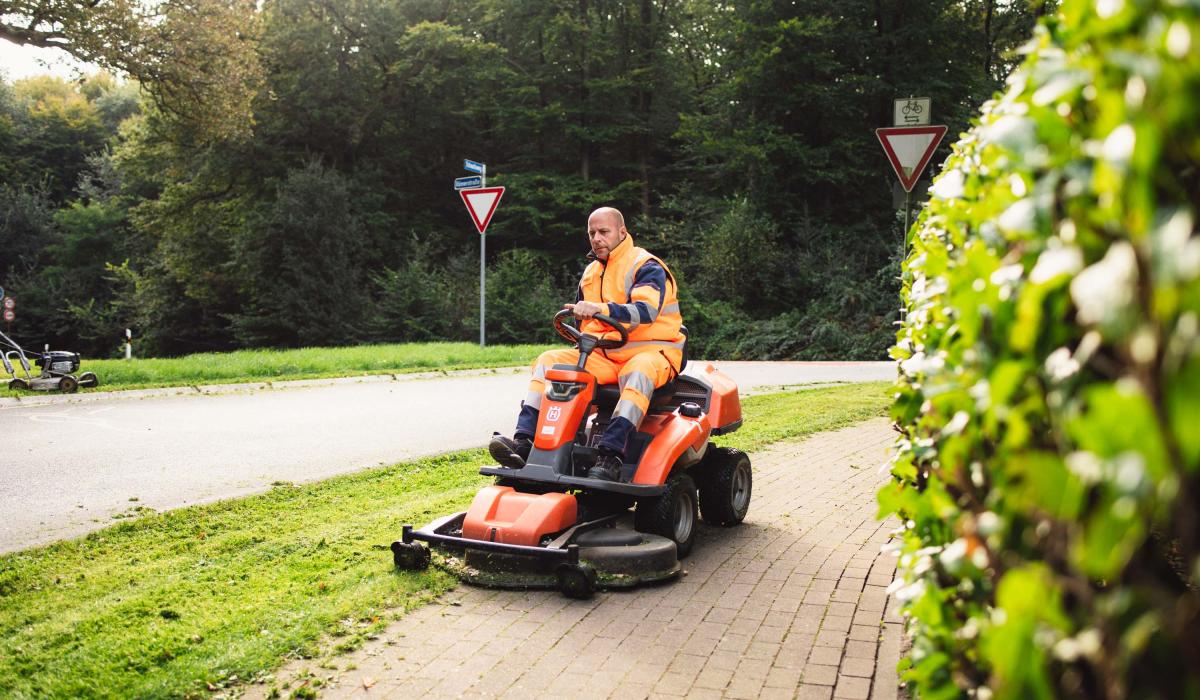 Mitarbeiter des Bauhofes bei der Rasenpflege (Foto: Björn Willimzig/Gemeinde Kranenburg) Mitarbeiter des Bauhofes bei der Rasenpflege (Foto: Björn Willimzig/Gemeinde Kranenburg)