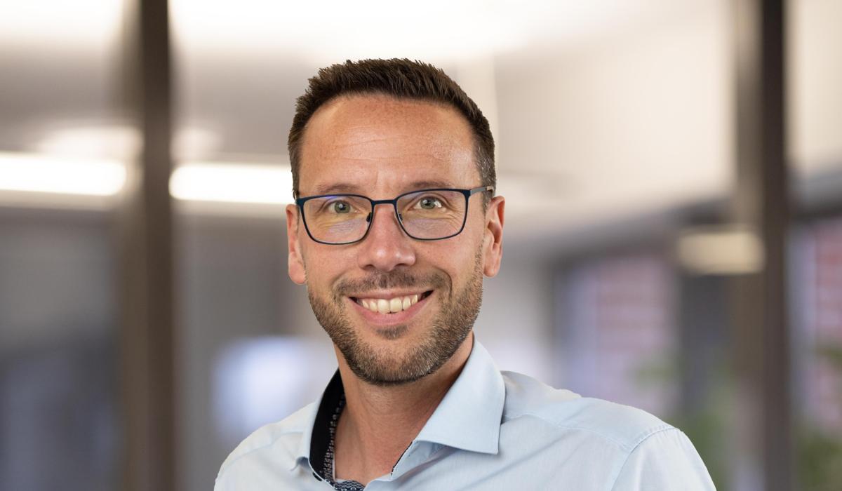 Portrait vom stellvertetenden Leiter des Finanzmanagements Thomas van Baal (Foto: Björn Willimzig/Gemeinde Kranenburg)