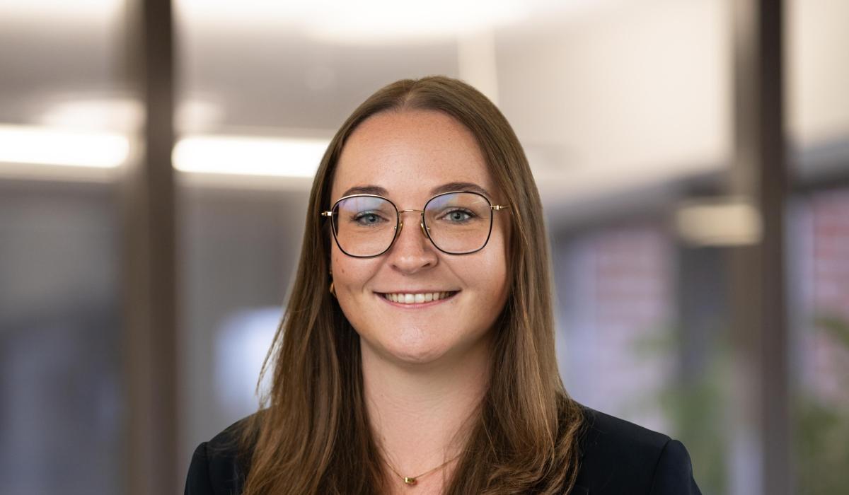 Portrait von der Ordnungsamtsleiterin Maximiliane Voßkamp (Foto: Björn Willimzig/Gemeinde Kranenburg)