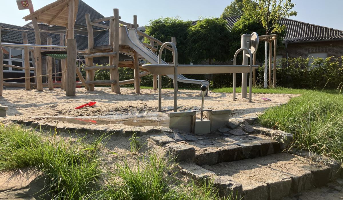 Ansicht der Matschecke und des Klettergerüsts auf dem Mehrer Spielplatz (Foto: Gemeinde Kranenburg)