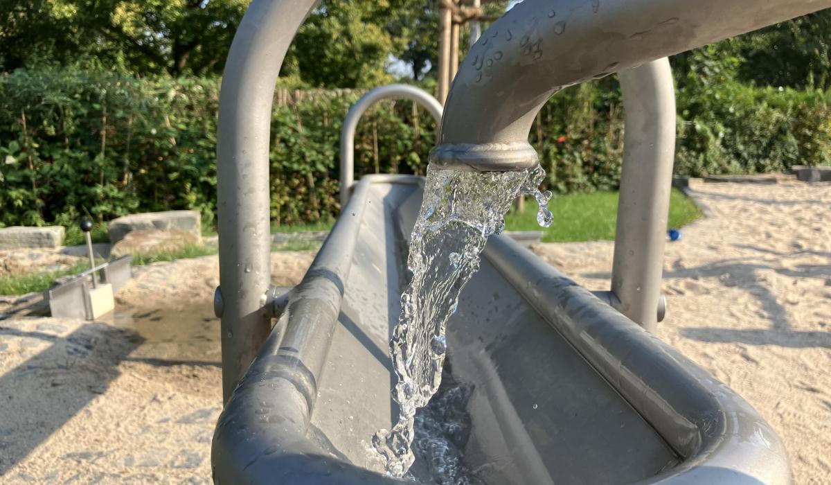Nahaufnahme des Wasserspiels auf dem Mehrer Spielplatz (Foto: Gemeinde Kranenburg)