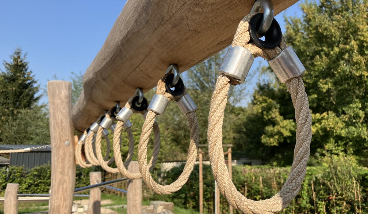 Nahaufnahme der Kletterschlaufen auf dem Mehrer Spielplatz (Foto: Gemeinde Kranenburg)