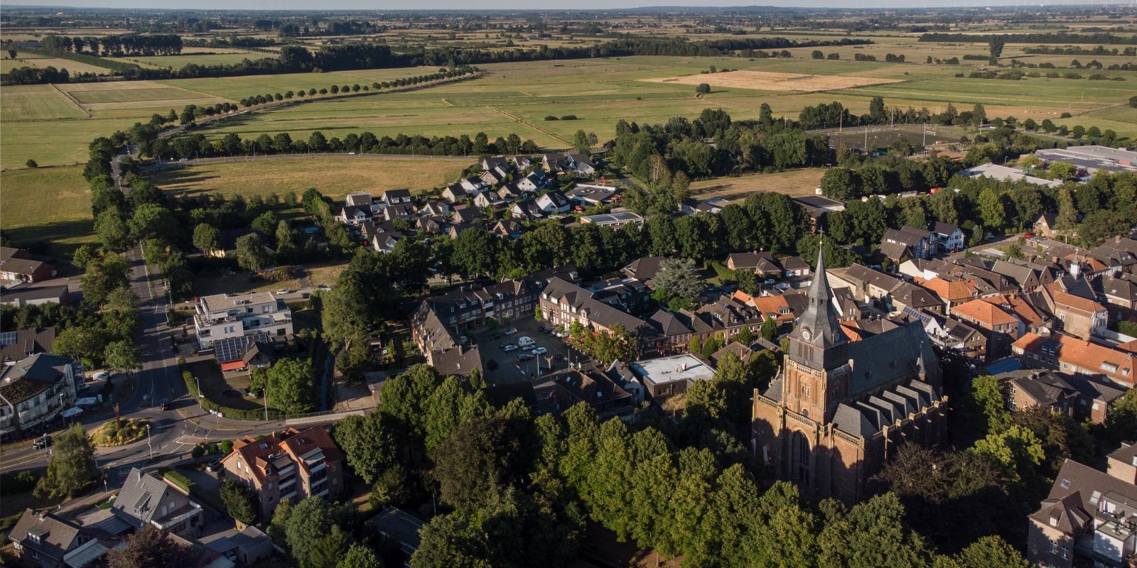 Panoramaaufnahme des Kranenburger Ortskerns mit seiner Kirche (Foto: Markus van Offern/Gemeinde Kranenburg)
