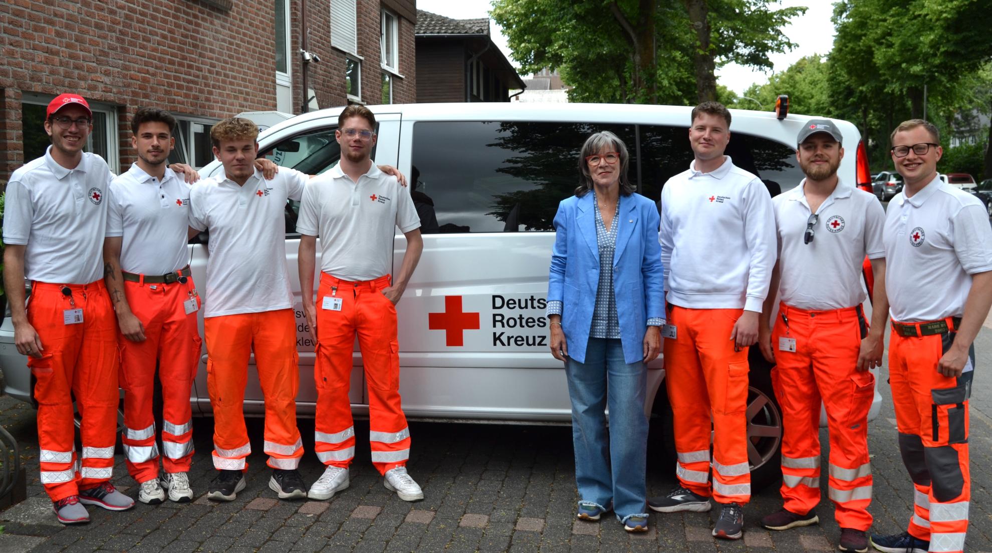 Das DRK-Foto zeigt die Vorstandsvorsitzende des Kreisverbandes mit den Beauftragten der Werbeaktion: von links Carlo Keller, David Ramos, Anakin Wollersheim, Jason Böttger, Vorsitzende Maria Anna Kaußen, David Fribus, Franz Schleuter, Richard Fribus sowie (nicht auf dem Foto) Mark Caki (Foto: DRK-Kreisverband Kleve-Geldern e. V.) 