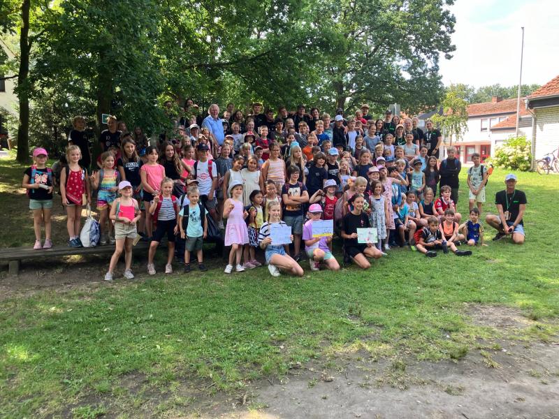 Die drei Gewinnerinnen des Malwettbewerbs (vorne) nach der Siegerehrung durch Bürgermeister Ferdi Böhmer beim Kranenburger Sommerferienspaß (Foto: Gemeinde Kranenburg)