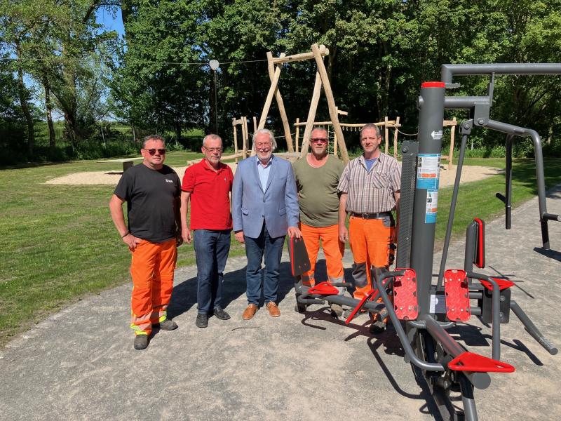 Bürgermeister Ferdi Böhmer (3 v. l.), Ortsvorsteher Günther Jansen (2 v. l.) und die Kollegen des Kranenburger Bauhofs Uwe Drewes (links), Dieter Vehreschild (2. v. r.)  und Sascha Laakmann (rechts) freuen sich über die Wiedereröffnung des Zyfflicher Spielplatzes (Foto: Gemeinde Kranenburg)