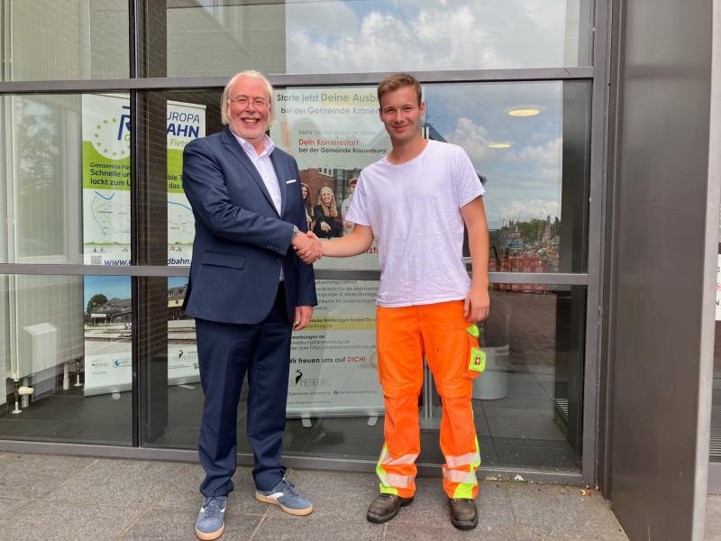 Bürgermeister Ferdi Böhmer (links) heißt den neuen Auszubildenden Lenn Deckers (rechts) bei der Gemeinde Kranenburg willkommen (Foto: Gemeinde Kranenburg)