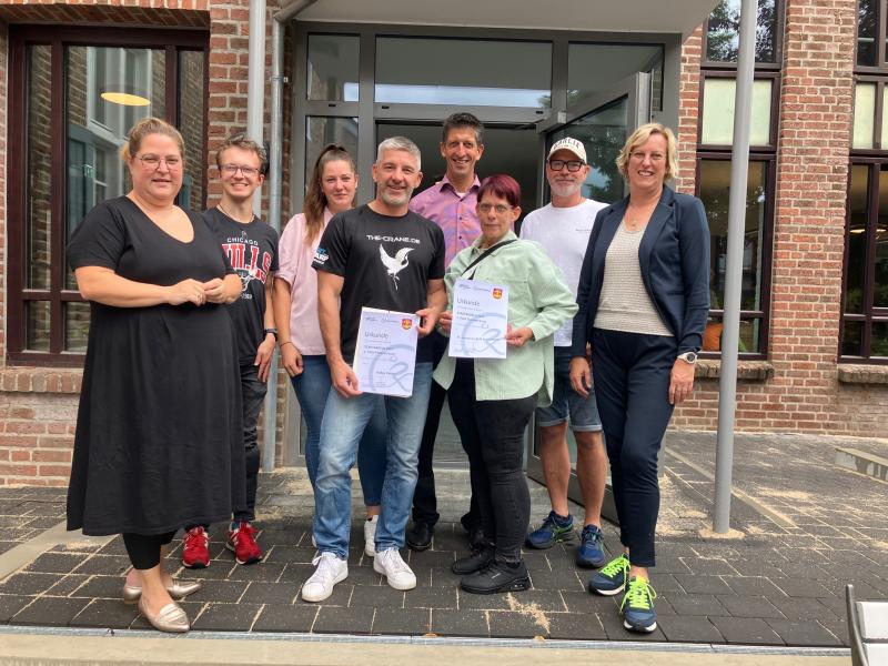 Die Gewinnerinnen und Gewinner des Stadtradelns in Kranenburg: Volker Pellen (3. v. l.) und das Team des St. Johannes Stift freuen sich über ihre Preise, die die beiden Verwaltungsmitarbeiterinnen Anne Peimann (links) und Silke Dückerhoff (rechts) überreicht haben (Foto: Gemeinde Kranenburg)