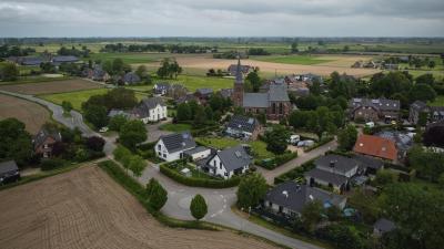 Luftbild: Ortschaft Mehr und Kirche von oben (Foto: Markus van Offern/Gemeinde Kranenburg) Luftbild: Ortschaft Mehr und Kirche von oben (Foto: Markus van Offern/Gemeinde Kranenburg)