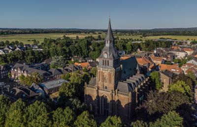 Die Kranenburger Wallfahrtskirche St. Peter und Paul von oben (Foto: Markus van Offern/Gemeinde Kranenburg) Die Kranenburger Wallfahrtskirche St. Peter und Paul von oben (Foto: Markus van Offern/Gemeinde Kranenburg