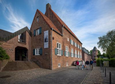 Gebäudeansicht: Museum Katharinenhof im historischen Ortskern Kranenburg (Foto: Markus van Offern/Gemeinde Kranenburg)
