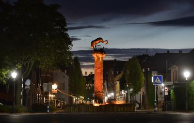 Blick auf den Kranenburger Kranich bei Nacht (Foto: Markus van Offern/Gemeinde Kranenburg) Blick auf den Kranenburger Kranich bei Nacht (Foto: Markus van Offern/Gemeinde Kranenburg)