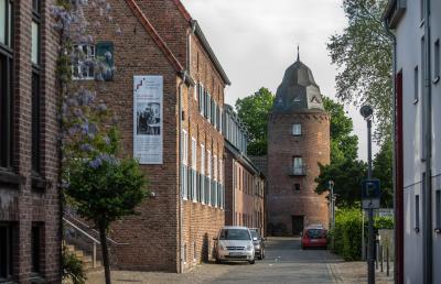 Historischen Gassen im Kranenburger Ortskern mit Blick auf den Mühlenturm (Foto: Markus van Offern/Gemeinde Kranenburg) Historischen Gassen im Kranenburger Ortskern mit Blick auf den Mühlenturm (Foto: Markus van Offern/Gemeinde Kranenburg)