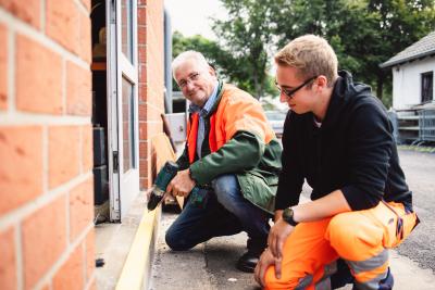 Straßenwärter Azubi wird am Bauhof angeleitet (Foto: Björn Willimzig/Gemeinde Kranenburg) Straßenwärter Azubi wird am Bauhof angeleitet (Foto: Björn Willimzig/Gemeinde Kranenburg)