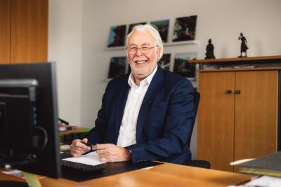 Bürgermeister Ferdi Böhmer an seinem Schreibtisch im Kranenburger Rathaus (Foto: Björn Willimzig/Gemeinde Kranenburg) Bürgermeister Ferdi Böhmer an seinem Schreibtisch im Kranenburger Rathaus (Foto: Björn Willimzig/Gemeinde Kranenburg)