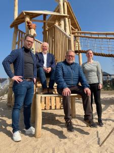 Bauamtsleiter Thomas Peters, Bürgermeister Ferdi Böhmer, Ortsvorsteher Manfred Janssen und Tiefbauerin Stefanie Röhrhoff (v. l. n. r.) freuen sich über die Wiedereröffnung des Spielplatzes an der Kästnerstraße (Foto: Gemeinde Kranenburg) Bauamtsleiter Thomas Peters, Bürgermeister Ferdi Böhmer, Ortsvorsteher Manfred Janssen und Tiefbauerin Stefanie Röhrhoff (v. l. n. r.) freuen sich über die Wiedereröffnung des Spielplatzes an der Kästnerstraße (Foto: Gemeinde Kranenburg)