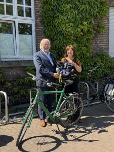Bürgermeister Ferdi Böhmer (links) und WfG Geschäftsführerin Brigitte Jansen (rechts) bei der Staffelübergabe in Kranenburg (Foto: WfG) Bürgermeister Ferdi Böhmer (links) und WfG Geschäftsführerin Brigitte Jansen (rechts) bei der Staffelübergabe in Kranenburg (Foto: WfG)