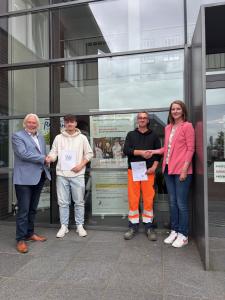 Bürgermeister Ferdi Böhmer (links) und die stellv. Personalleiterin Sabine Derieth (rechts) gratulieren den Azubis Luca Schiff (2. v. l.) und Robin Maas (2. v. r.) zu ihrem erfolgreichen Ausbildungsabschluss (Foto: Gemeinde Kranenburg) Bürgermeister Ferdi Böhmer (links) und die stellv. Personalleiterin Sabine Derieth (rechts) gratulieren den Azubis Luca Schiff (2. v. l.) und Robin Maas (2. v. r.) zu ihrem erfolgreichen Ausbildungsabschluss (Foto: Gemeinde Kranenburg)