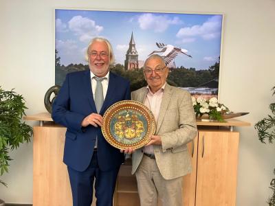 Bürgermeister Ferdi Böhmer (links) freut sich über das Geschenk des historischen Tellers von Bürger Heinz Hüttges (rechts) (Foto: Gemeinde Kranenburg) Bürgermeister Ferdi Böhmer (links) freut sich über das Geschenk des historischen Tellers von Bürger Heinz Hüttges (rechts) (Foto: Gemeinde Kranenburg)