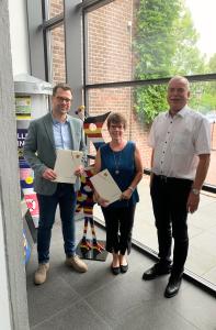 Thomas Peters (links) und Martina Scholten (mitte) wurden im Rahmen einer Feierstunde von Personalleiter Norbert Jansen (rechts) für ihre langjährige Tätigkeit bei der Gemeinde Kranenburg geehrt (Foto: Gemeinde Kranenburg)