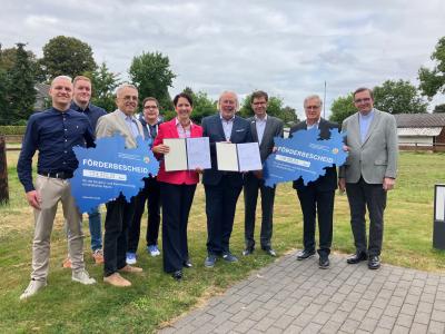 Förderbescheidübergabe für den Dorferlebnisplatz und den Spielplatz Frasselt durch NRW-Landwirtschaftsministerin Silke Gorissen (5. v. l.) mit Bürgermeister Ferdi Böhmer (6. v. l.) (Foto: Gemeinde Kranenburg) Förderbescheidübergabe für den Dorferlebnisplatz und den Spielplatz Frasselt durch NRW-Landwirtschaftsministerin Silke Gorissen (5. v. l.) mit Bürgermeister Ferdi Böhmer (6. v. l.) (Foto: Gemeinde Kranenburg)